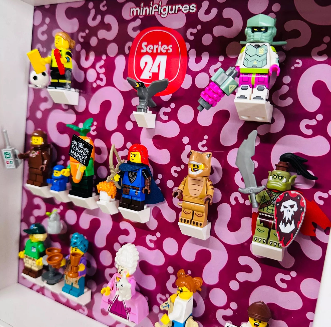 Minifigure display case for Lego series 24